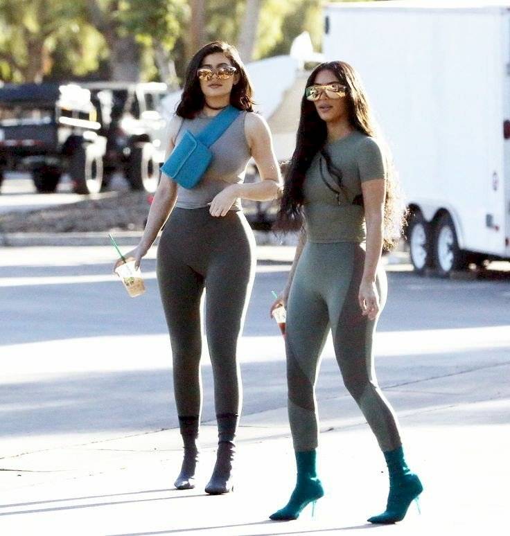 Kim Kardashian y Kylie Jenner demuestran cómo usar mallas ajustadas con tacones de aguja