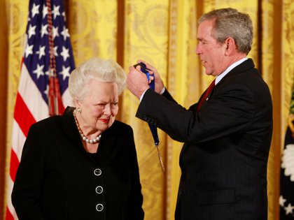     Olivia de Havilland fue reconocida por George Bush en 2008 (Reuters)