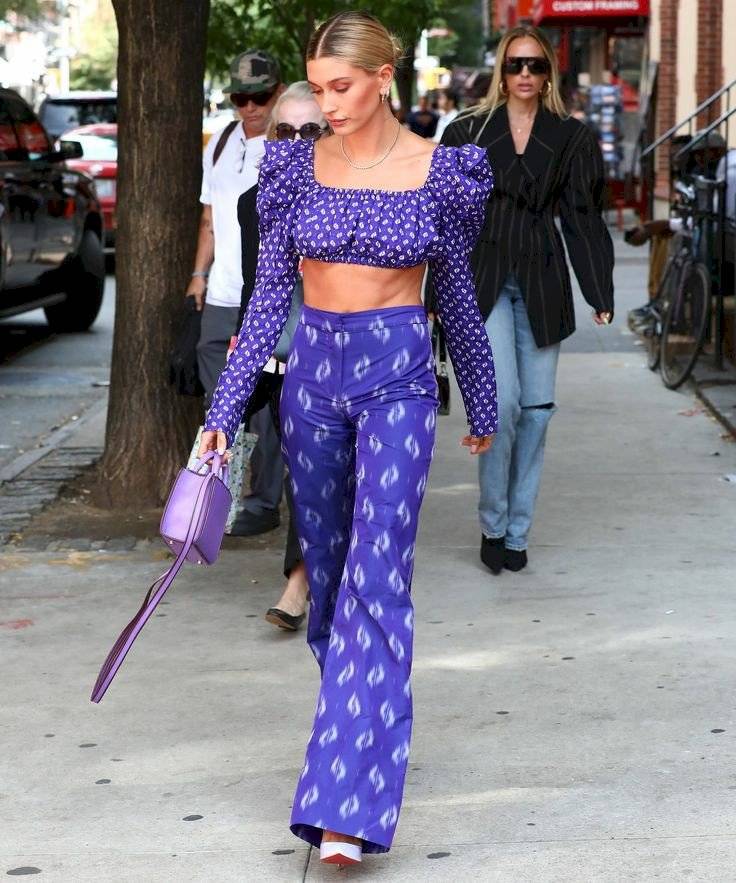 Hailey Bieber se vuelve glamorosa con un atuendo estampado violeta con una increíble blusa con mangas abullonadas