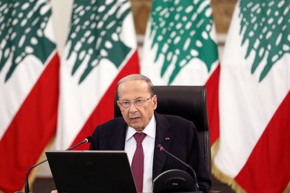 El presidente Michel Aoun aceptó la renuncia del primer ministro Diab y sus ministros, pero les pidió que continuaran desempeñando sus funciones hasta que se forme un nuevo gobierno (REUTERS / Mohamed Azakir)