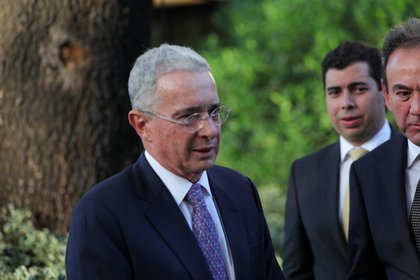Álvaro Uribe realiza reuniones políticas de alto nivel en su finca.