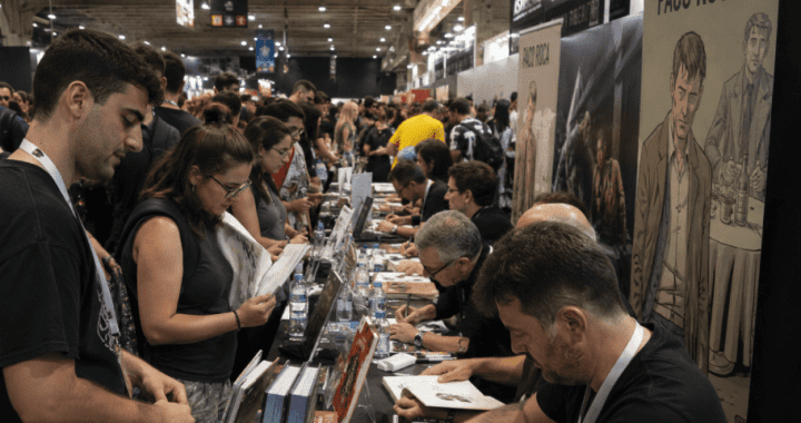 Comic Barcelona vive una intensa segunda jornada con miles de asistentes y firmas de autores
