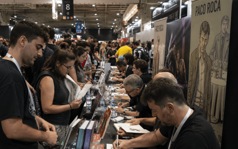 Comic Barcelona vive una intensa segunda jornada con miles de asistentes y firmas de autores