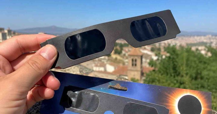 Aldi pone a la venta gafas homologadas para el eclipse solar por 1,49 euros