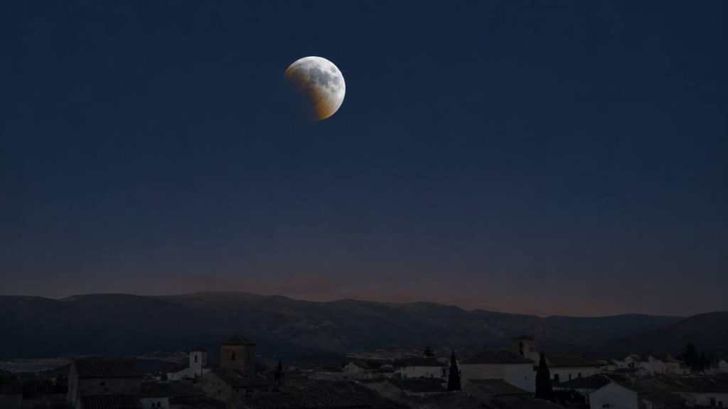 Un eclipse parcial de Luna será visible desde toda España durante la madrugada del viernes
