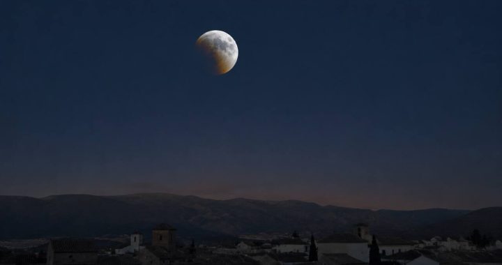 Un eclipse parcial de Luna será visible desde toda España durante la madrugada del viernes
